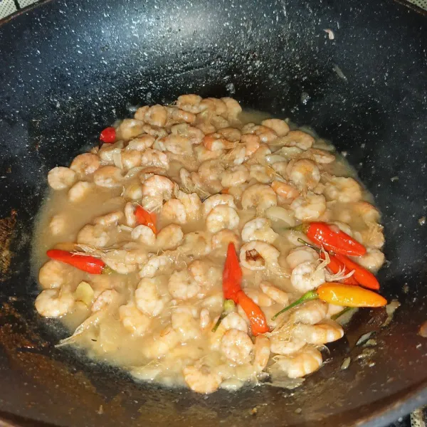 Masak sampai matang dan kuahnya menyusut. Koreksi rasanya dan siap disajikan.