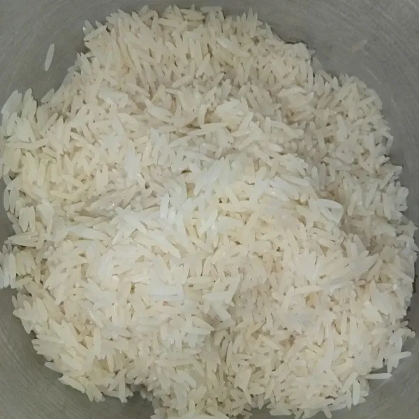 Rendam nasi selama 20 menit, kemudian tiriskan.