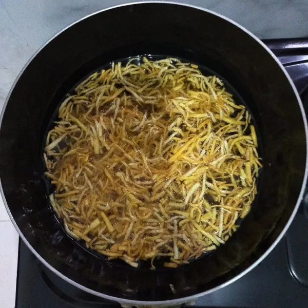 Panaskan minyak goreng kemudian goreng ubi hingga garing dengan api sedang, selama menggoreng harus sering-sering di aduk agar matang merata.