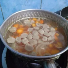 Masukkan bakso iris, kecap asin, lada, garam, kaldu bubuk, masak sampai bakso agak mengembang.