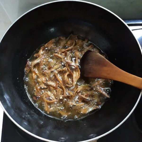 Goreng juga ikan teri belah hingga garing, lalu angkat dan tiriskan.