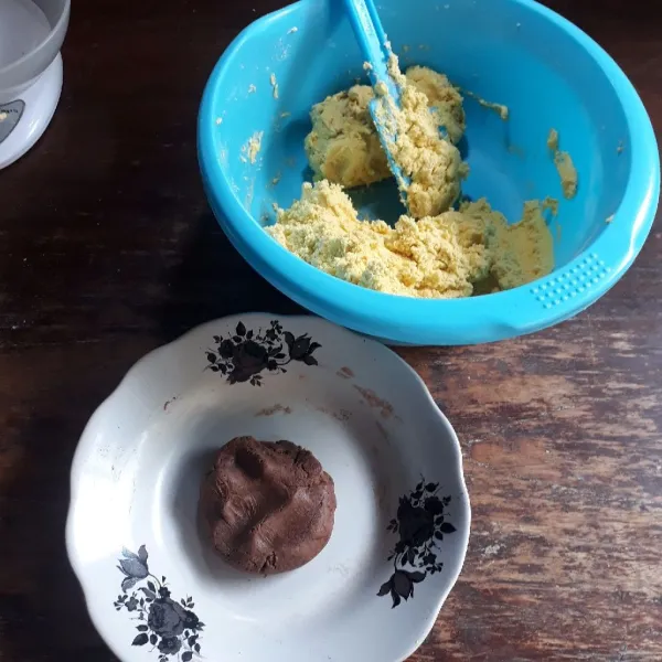 Tambahkan tepung terigu dan susu yang sudah diayak, aduk rata dengan spatula. Ambil 1/4 adonan, tambahkan cokelat bubuk, aduk rata.