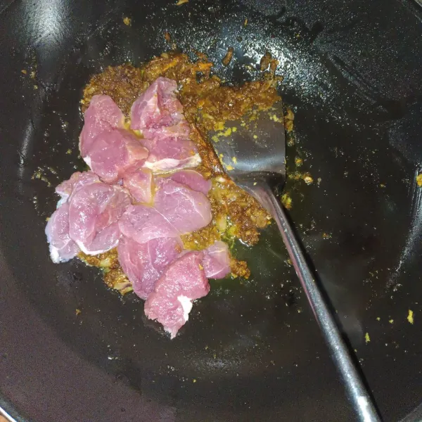 Masukkan daging dan tumis sampai daging berubah warna, serta air kaldu keluar.