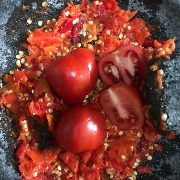Tambahkan tomat merah, dan ulek kasar kembali.