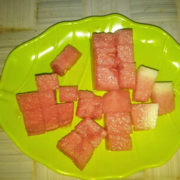 Belah semangka menjadi 2 bagian, 1/2 bagian dipotong dadu.
