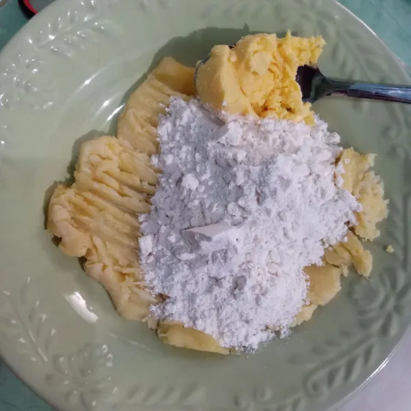 Tambahkan tepung terigu dan margarin lalu aduk hingga tercampur rata dan bisa dipulung.