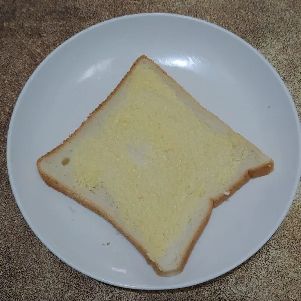 Oles kedua sisinya dengan margarin.