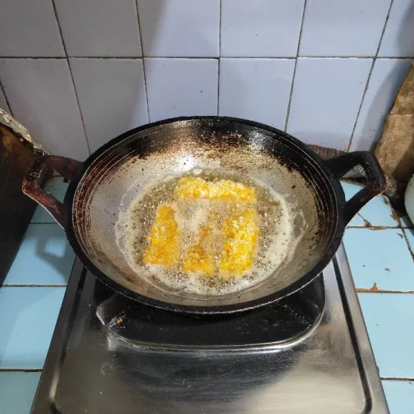 Panaskan minyak, goreng hingga kuning kecokelatan.