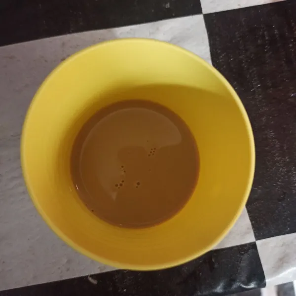 Larutkan kopi hazelnut dan gula pasir dengan air panas.