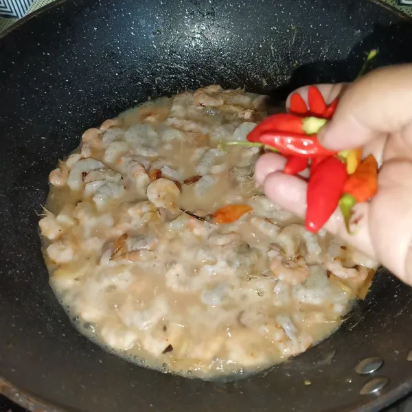 Tuang air dan tambahkan cabai rawit.