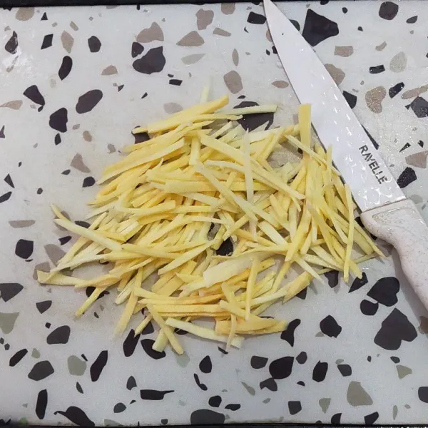 Kupas ubi, kemudian cuci bersih lalu potong korek api.