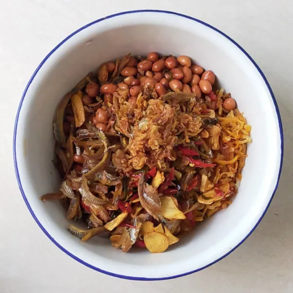 Campur semua bahan yang sudah di goreng, beri bawang merah goreng dan kaldu bubuk secukupnya.