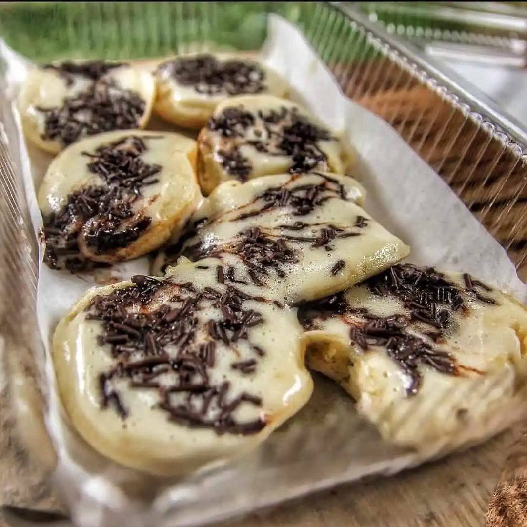 kue cubit ditaburi meses coklat