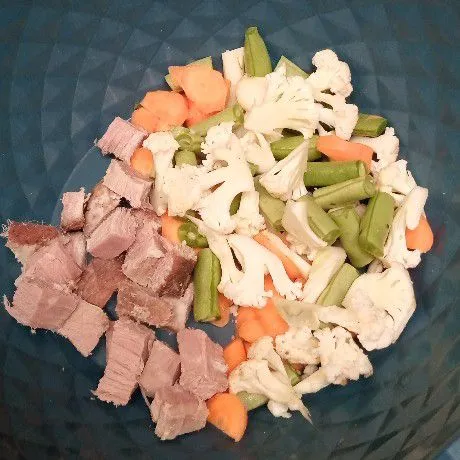 Siapkan sayuran dahulu. Potong-potong sayuran. Daging yang telah direbus diiris kecil.