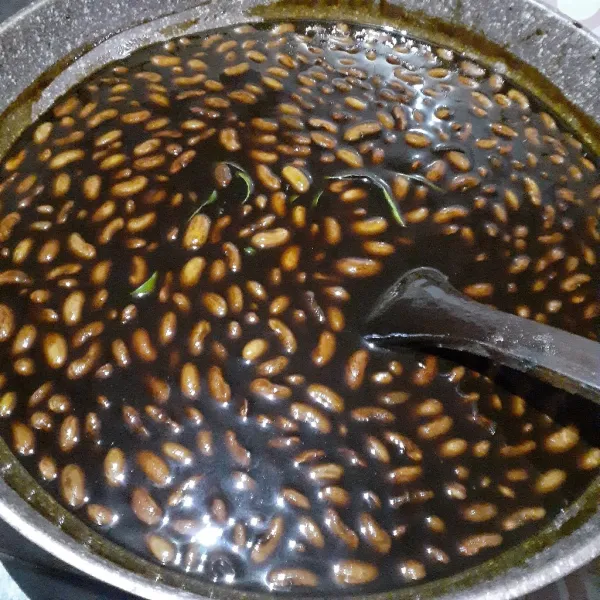 Masukkan kacang merah, aduk rata.