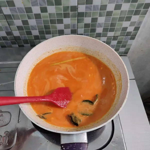 Nyalakan api, kemudian masak hingga mendidih.