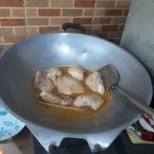 Tambahkan air, masak hingga mendidih.