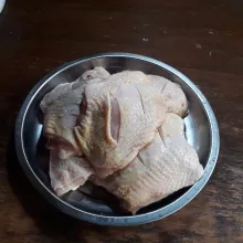 Bersihkan ayam, cuci dan tiriskan, kerat-kerat.