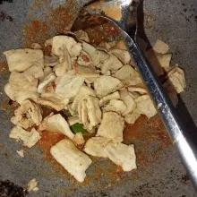 Masukkan tahu dan kacang tanah.