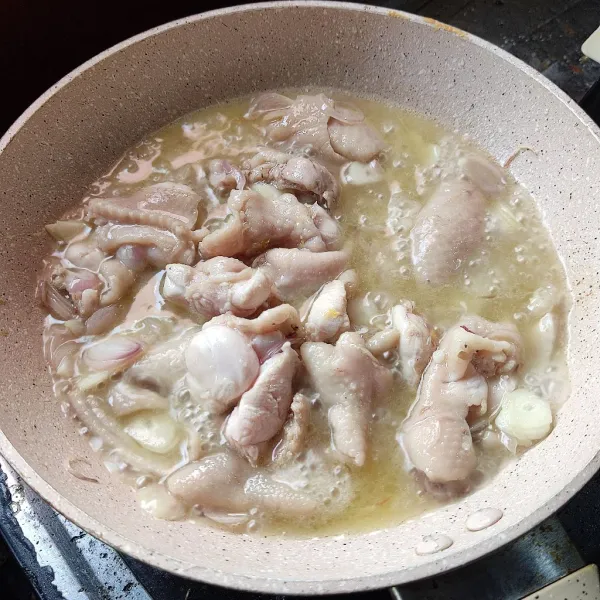 Masukkan kulit ayam dan air, masak hingga kulit ayam matang.