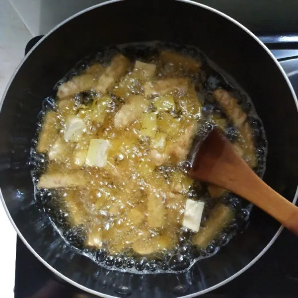 Goreng tahu dan tempe yang sudah di potong-potong tadi, goreng sebentar saja lalu angkat dan tiriskan.