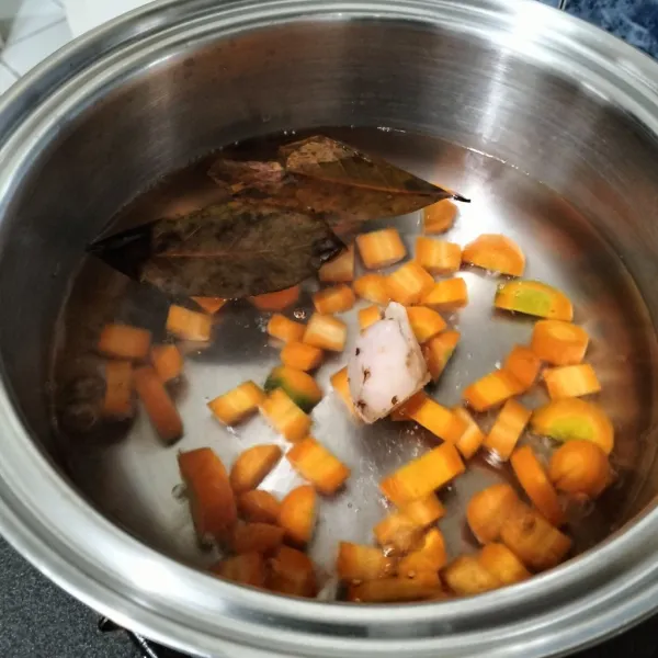 Setelah mendidih, masukkan wortel.