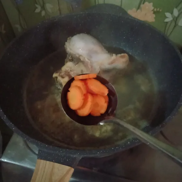 Masukkan wortel, masak kembali hingga sayuran layu.