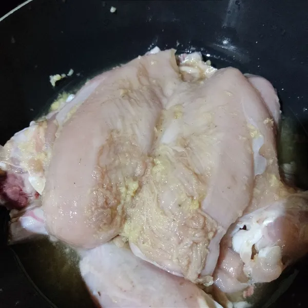 Cuci ayam, giling bawang putih, jahe dan garam lalu lumuri hingga rata, ungkep hingga matang.