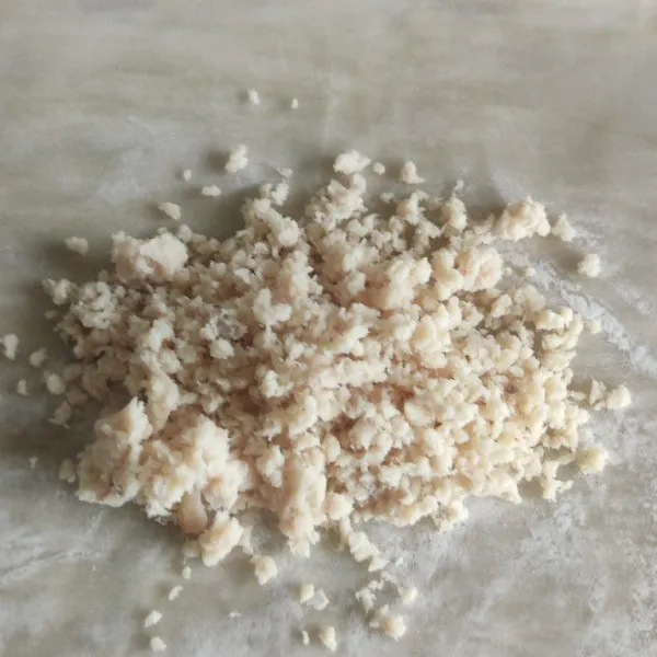 Ambil 1 lembar kulit pangsit dan isi dengan ayam, bentuk segitiga dan rekatkan menggunakan air lalu goreng.