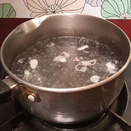 Rebus air bersama dengan bawang putih dan bawang merah hingga air mendidih.
