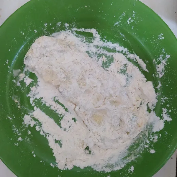 Baluri kembali dengan adonan tepung bumbu serba guna sambil dicubit agar tepung menempel.