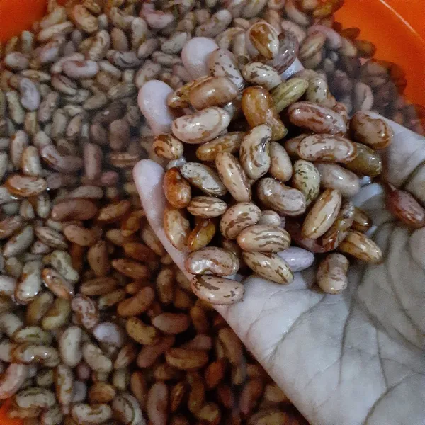 Rendam kacang merah kering semalaman hingga kacang merah mengembang lalu bilas hingga bersih dan tiriskan.