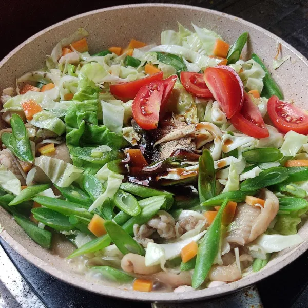 Masukkan semua sayur, saus tiram, garam dan merica bubuk, aduk rata, masak hingga sayur layu.