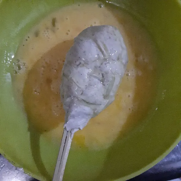 Celupkan pentol ke telur lalu diputar-diputar sebentar agar telur tidak terlalu banyak menempel sehingga ketika digoreng minyaknya tidak terlalu berbuih.