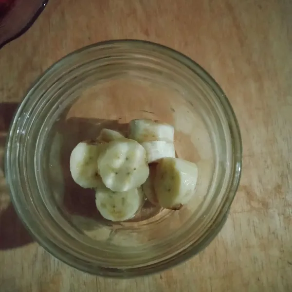 Kupas pisang kemudian potong-potong masukkan ke dalam blender.