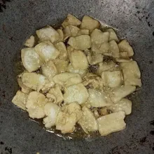 Goreng tahu hingga kering.
