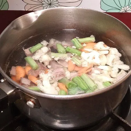 Setelah mendidih, masukkan sayuran dan daging. Masak sampai sayur setengah matang.