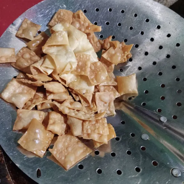 Goreng kulit pangsit hingga matang.