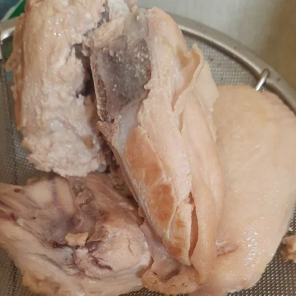 Rebus ayam sampai setengah lunak lalu potong dan sisihkan.