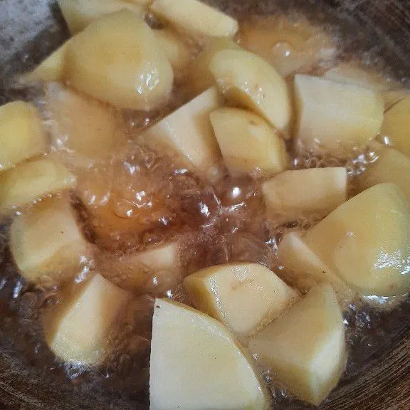 Potong kentang, cuci bersih lalu goreng.