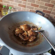 Tambahkan sisa bahan lainnya, masak dengan api sedang hingga ayam empuk, bumbu mengental dan meresap.