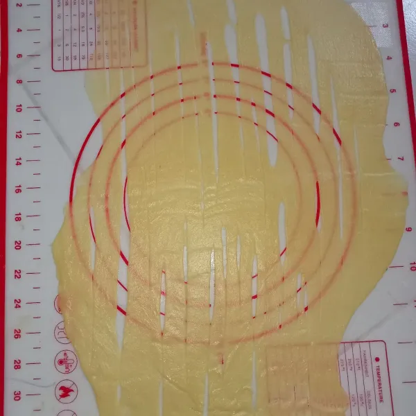 Setelah 3 jam gilas adonan memanjang kemudian potong garis-garis secara acak.