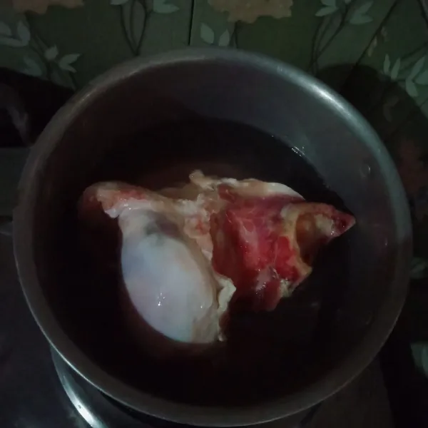 Rebus tulang dan daging sapi hingga empuk.