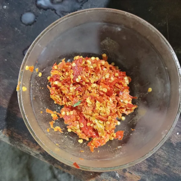 Rebus cabe sebentar, tambahkan minyak dan haluskan.