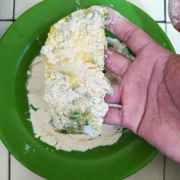 Ambil telur dadar lalu baluri dengan tepung bumbu serba guna.