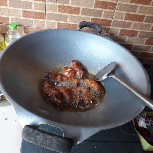 Goreng ayam dengan minyak panas api sedang hingga matang kecokelatan, angkat dan tiriskan.