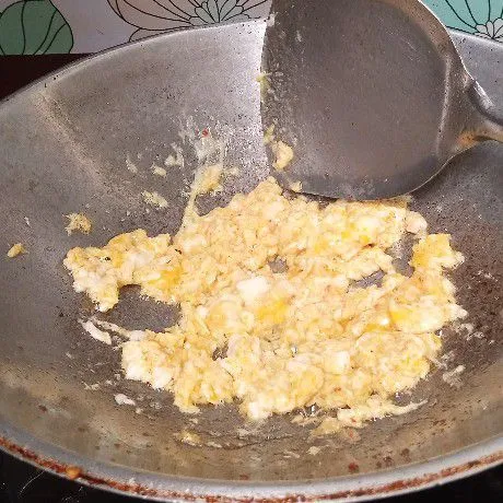 Ceplok telur kemudian bikin orak-arik.