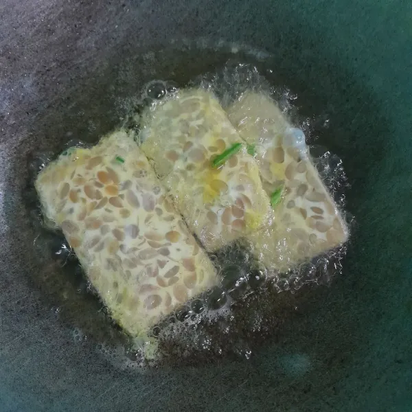 Goreng tempe sampai kuning keemasaan.
