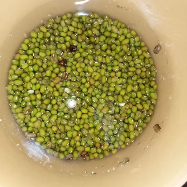 Rendam kacang hijau terlebih dahulu 30 menit dengan air panas.