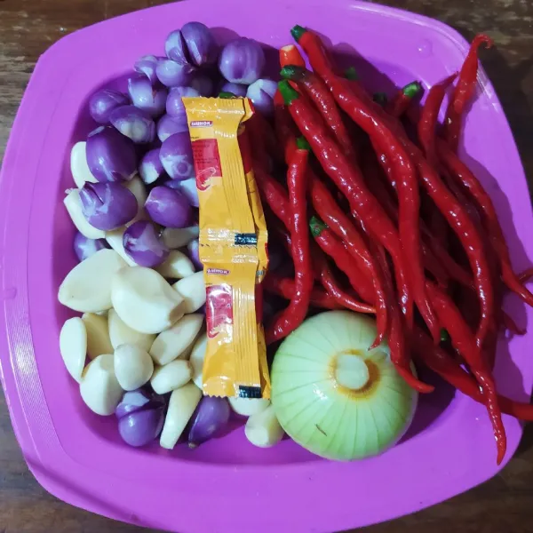 Siapkan bumbu yang akan dihaluskan kemudian dipotong-potong.